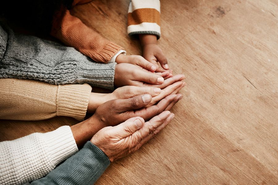 Foto: Hände von vielen Personen